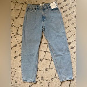 Abercrombie Pleated High Rise 80s Mom Jean Size 29- New with Tag